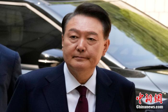当地时间2025年5月12日，韩国首尔，因被控策划(🔍)叛乱而受到审判的前总统尹锡悦抵达首尔中央地方法院。图/视觉中国